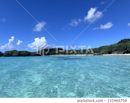 美麗的沙灘和海景，還有蔚藍的天空。 133468708