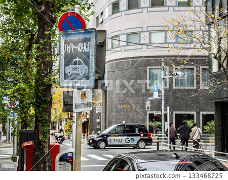 A sign for a hire car stand in a no-taxis zone in Ginza (hire car stand No. 107) 133468725