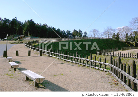 八形城遺址：山間護城河，兩側設有長椅，另有一條寬闊的干涸護城河 [國家指定歷史遺跡，日本百座名城之一] 埼玉縣寄居町 133468802