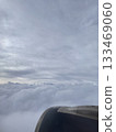Airplane bird's-eye view of the sky with a sea of clouds｜Looking down mid-flight, white cloud layer, and aircraft wing viewing angle 133469060