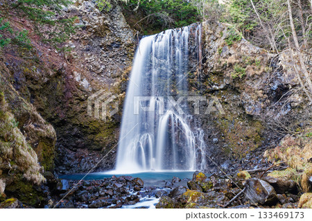 乘鞍高原的曾五郎瀑布擁有壯麗的自然景觀，水流湍急，岩石峭壁聳立。 133469173