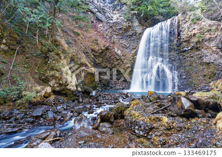 深秋時節，曾五郎瀑布和乘鞍高原清澈的溪流盡收眼底。 133469175