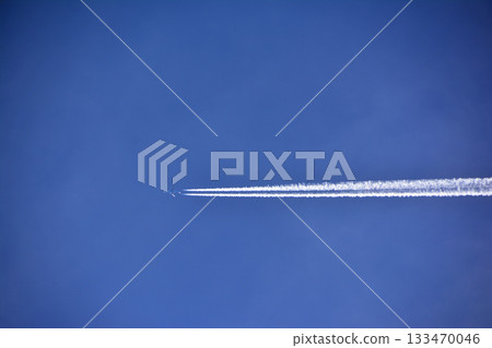 Aircraft and contrails 133470046