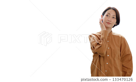 耳機 - 女士正在聽音樂或廣播(大圖) 耳機 - 女士正在聽音樂或廣播(大圖) 133470126
