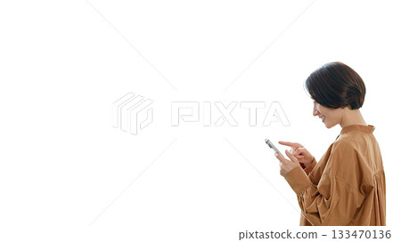 Woman operating a telephone (center) 133470136