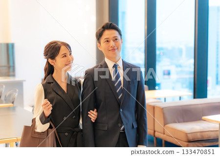 一對情侶在餐廳擁抱 133470851