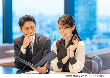 餐廳裡的一對夫婦,一個女人在看菜單,另一個男人擔心 餐廳裡的一對夫婦,一個女人在看菜單,另一個男人擔心 133470852