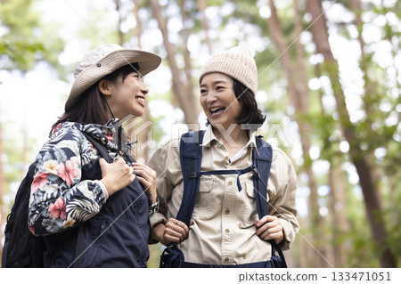 女子漫步於自然之中 133471051