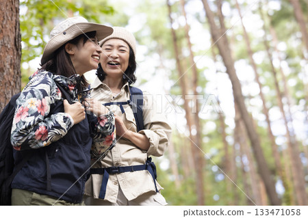 女子漫步於自然之中 133471058