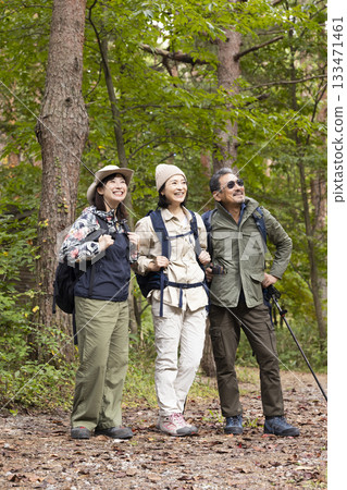 一家人在秋日山間漫步 一家人在秋日山間漫步 133471461