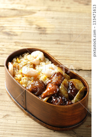 蝦仁炒飯和黑醋糖醋豬肉便當 蝦仁炒飯和黑醋糖醋豬肉便當 133471613