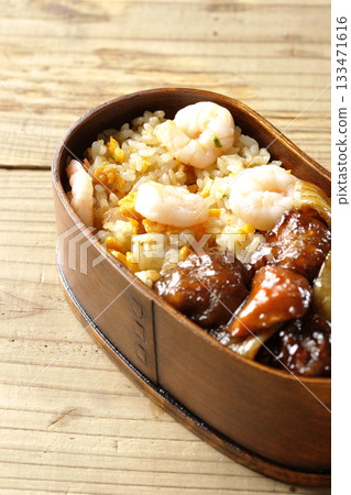 蝦仁炒飯和黑醋糖醋豬肉便當 蝦仁炒飯和黑醋糖醋豬肉便當 133471616