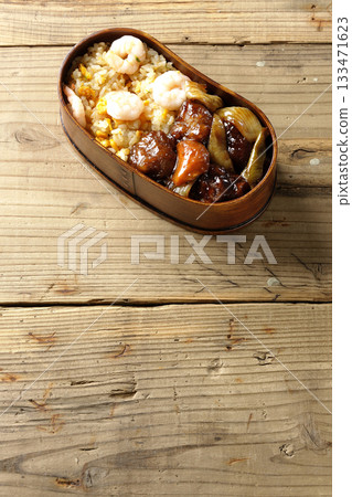 蝦仁炒飯和黑醋糖醋豬肉便當 蝦仁炒飯和黑醋糖醋豬肉便當 133471623