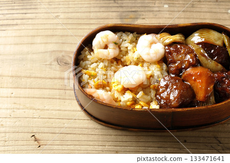 蝦仁炒飯和黑醋糖醋豬肉便當 133471641