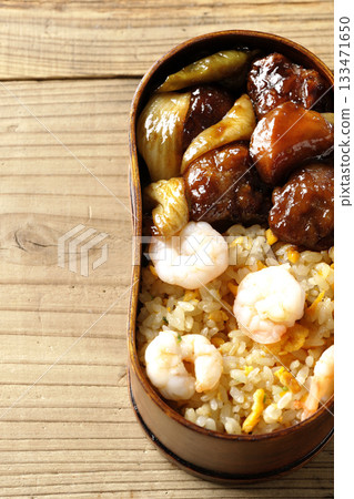 蝦仁炒飯和黑醋糖醋豬肉便當 蝦仁炒飯和黑醋糖醋豬肉便當 133471650