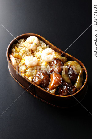 蝦仁炒飯和黑醋糖醋豬肉便當，以黑色背景拍攝。 133471834