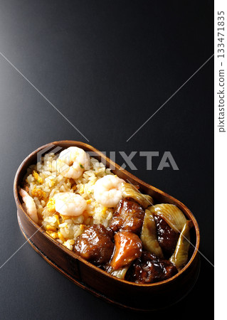 蝦仁炒飯和黑醋糖醋豬肉便當，以黑色背景拍攝。 133471835