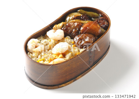 白色背景上的蝦仁炒飯和黑醋醋豬肉便當 133471942