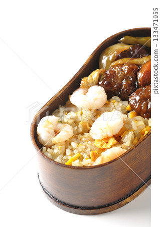 白色背景上的蝦仁炒飯和黑醋醋豬肉便當 133471955