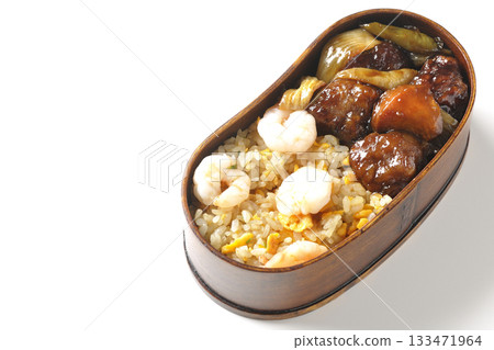 白色背景上的蝦仁炒飯和黑醋醋豬肉便當 白色背景上的蝦仁炒飯和黑醋醋豬肉便當 133471964