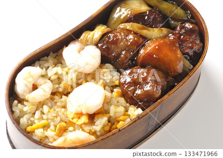 白色背景上的蝦仁炒飯和黑醋醋豬肉便當 133471966