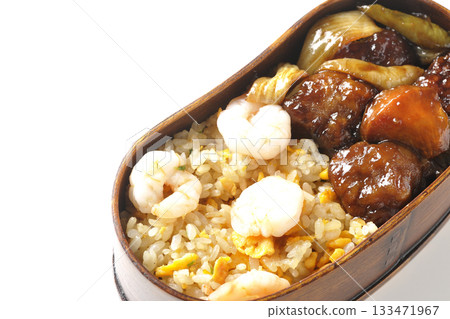 白色背景上的蝦仁炒飯和黑醋醋豬肉便當 白色背景上的蝦仁炒飯和黑醋醋豬肉便當 133471967