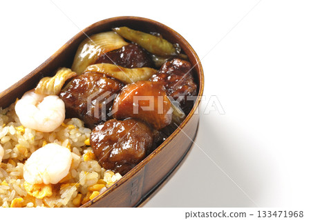 白色背景上的蝦仁炒飯和黑醋醋豬肉便當 白色背景上的蝦仁炒飯和黑醋醋豬肉便當 133471968