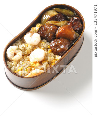 白色背景上的蝦仁炒飯和黑醋醋豬肉便當 白色背景上的蝦仁炒飯和黑醋醋豬肉便當 133471971