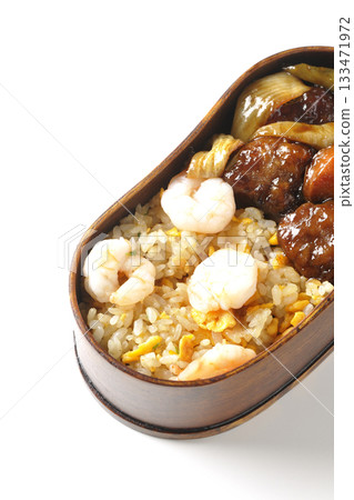 白色背景上的蝦仁炒飯和黑醋醋豬肉便當 133471972