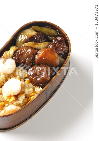 白色背景上的蝦仁炒飯和黑醋醋豬肉便當 133471973