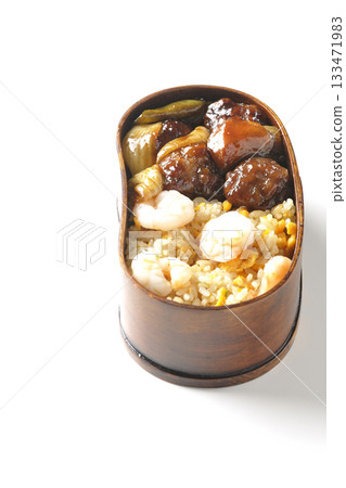 白色背景上的蝦仁炒飯和黑醋醋豬肉便當 白色背景上的蝦仁炒飯和黑醋醋豬肉便當 133471983