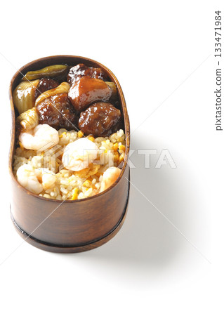 白色背景上的蝦仁炒飯和黑醋醋豬肉便當 133471984