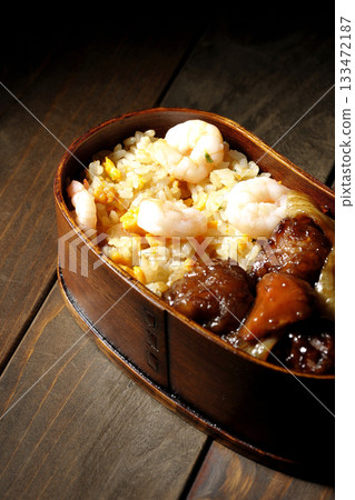 蝦仁炒飯和黑醋糖醋豬肉便當 蝦仁炒飯和黑醋糖醋豬肉便當 133472187
