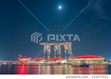 新加坡濱海灣金沙酒店在國慶日當天亮起了國旗的紅光。 133473312