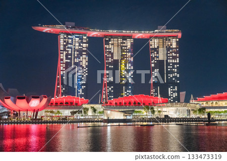 新加坡濱海灣金沙酒店在國慶日當天亮起了國旗的紅光。 133473319