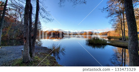 Beautiful autumn scenery at Lake Hibara, Urabandai, with Mount Bandai reflected on the water Beautiful autumn scenery at Lake Hibara, Urabandai, with Mount Bandai reflected on the water 133473329