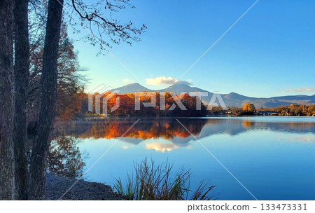 裡磐梯日原湖秋色宜人，磐梯山倒映在湖面上。 133473331