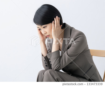 麻煩的神色的女商人 133473339