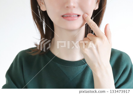 Woman feeling toothache 133473917