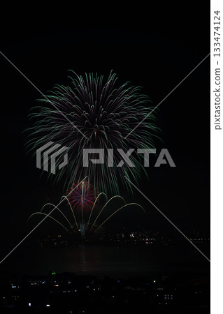 絢麗多彩的煙火_詬訪湖節煙火表演_ 133474124