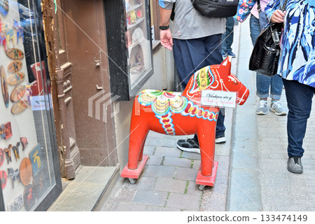 紀念品店裡的達拉納馬裝飾 紀念品店裡的達拉納馬裝飾 133474149
