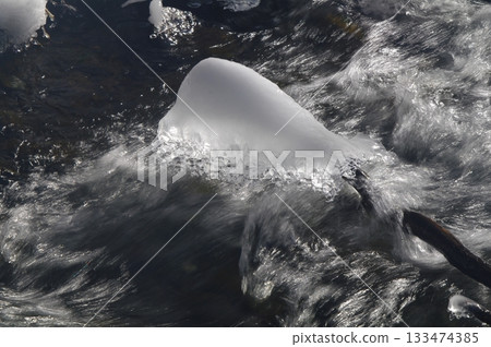 白樺湖畔有一座紅色的鳥居，冬天被白雪覆蓋，河面上也結滿了冰。 133474385