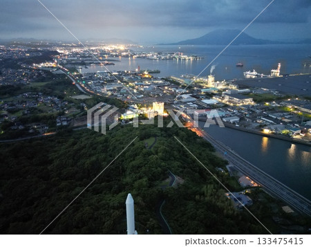 從錦江灣公園上空俯瞰谷山港的夜景 133475415