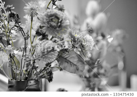 花瓶裡的仿真花 133475430