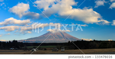 深秋時節,從富士山腳下的朝霧高原露營地眺望富士山,景色壯麗。日本靜岡縣富士宮市 深秋時節,從富士山腳下的朝霧高原露營地眺望富士山,景色壯麗。日本靜岡縣富士宮市 133476016