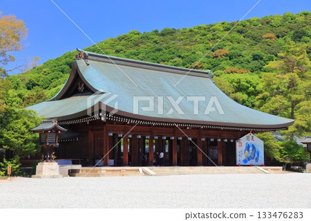 [Nara Prefecture] The outer worship hall of Kashihara Shrine on a clear day 133476283