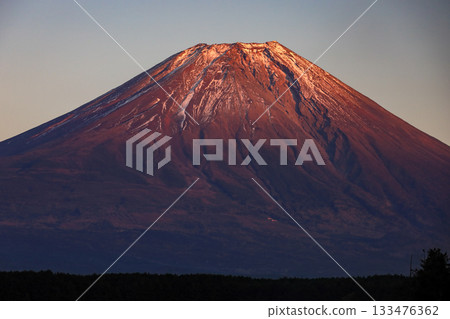 深秋時節,夕陽將富士山染成一片火紅,從富士山腳下的朝霧高原露營地望去,景色壯麗。日本靜岡縣富士宮市 深秋時節,夕陽將富士山染成一片火紅,從富士山腳下的朝霧高原露營地望去,景色壯麗。日本靜岡縣富士宮市 133476362