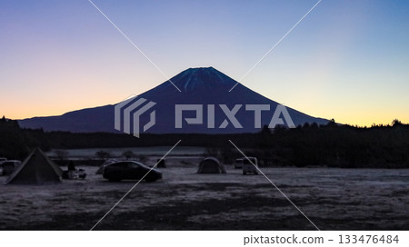 深秋時節，在富士山腳下的朝霧高原露營地，可以欣賞富士山清晨的壯麗景色。地點：日本靜岡縣富士宮市 133476484