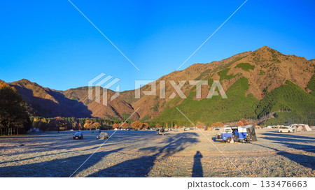 深秋時節,在富士山腳下的朝霧高原露營地,沐浴在晨光中的劍梨岳景色壯麗迷人。日本靜岡縣富士宮市 深秋時節,在富士山腳下的朝霧高原露營地,沐浴在晨光中的劍梨岳景色壯麗迷人。日本靜岡縣富士宮市 133476663