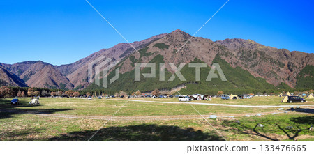 深秋時節，在富士山腳下的朝霧高原露營地，沐浴在晨光中的劍梨岳景色壯麗迷人。日本靜岡縣富士宮市 133476665